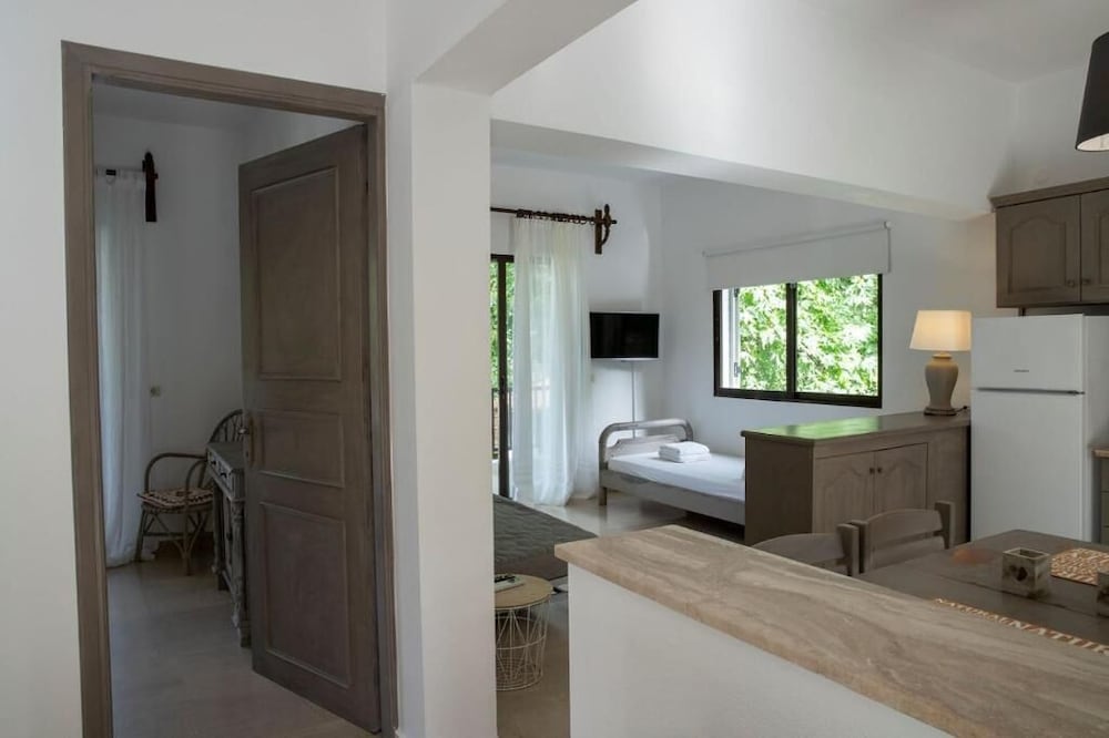 Gkaras Camp & Apartments