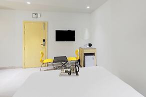 FabHotel Yellow Courtyard