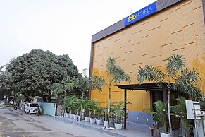FabHotel Yellow Courtyard