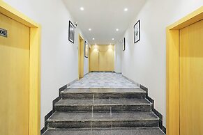 FabHotel Yellow Courtyard