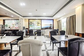 Fabhotel Bmk Grand