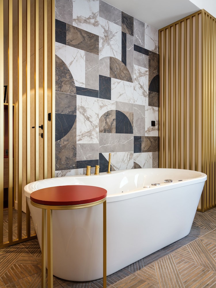 Hotel Golden Queen