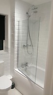 1 Bed Apartment Sleeps 2 - Parking & Wifi