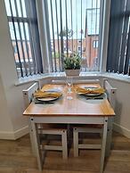 1 Bed Apartment Sleeps 2 - Parking & Wifi