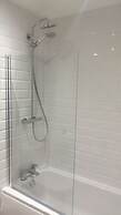 1 Bed Apartment Sleeps 2 - Parking & Wifi