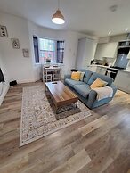 1 Bed Apartment Sleeps 2 - Parking & Wifi