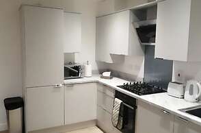 1 Bed Apartment Sleeps 2 - Parking & Wifi