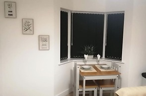 1 Bed Apartment Sleeps 2 - Parking & Wifi