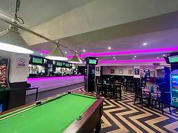 Sleeps 6, Gym, Entertainment, Pool, Beach