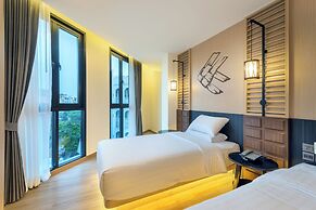 Phra Nakhon Poshtel