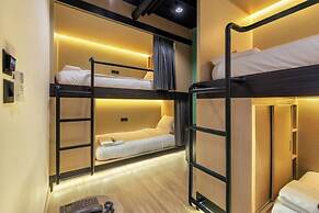 Phra Nakhon Poshtel