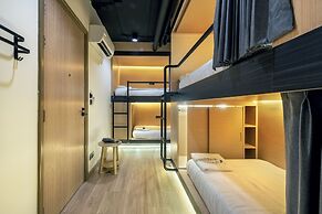 Phra Nakhon Poshtel