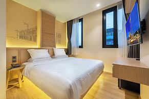 Phra Nakhon Poshtel