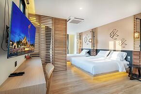 Phra Nakhon Poshtel