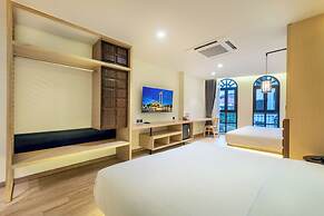 Phra Nakhon Poshtel