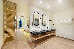 Phra Nakhon Poshtel