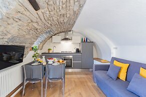 Pozzo Vertical Apartment With Garden and Parking