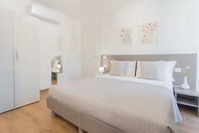 Pozzo Vertical Apartment With Garden and Parking