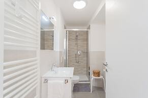 Pozzo Vertical Apartment With Garden and Parking