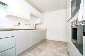 Impeccable 2-bed Apartment Close to City Centre