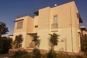 Turtle Bay Holiday - Sleeps 4, Pools & Sea View
