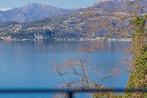 Flower House With Lake View - RS