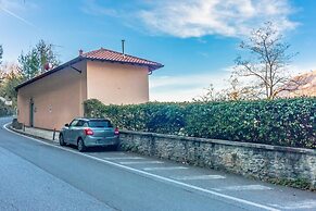Flower House With Lake View - RS