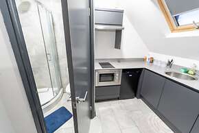 76 Bournbrook Road Equipped Studios Near QE