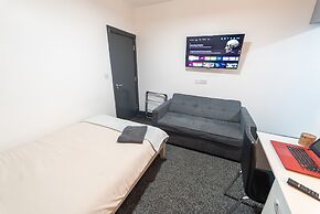 76 Bournbrook Road Equipped Studios Near QE
