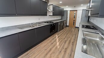 76 Bournbrook Road Equipped Studios Near QE