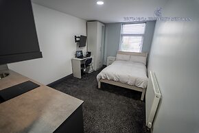 76 Bournbrook Road Equipped Studios Near QE