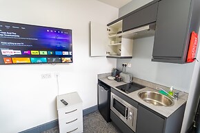 76 Bournbrook Road Equipped Studios Near QE