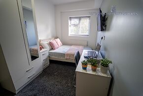 76 Bournbrook Road Equipped Studios Near QE