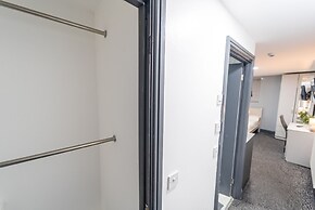 76 Bournbrook Road Equipped Studios Near QE