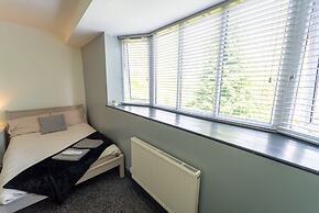 76 Bournbrook Road Equipped Studios Near QE