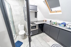 76 Bournbrook Road Equipped Studios Near QE