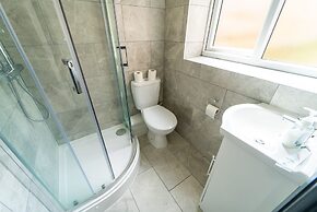 76 Bournbrook Road Equipped Studios Near QE