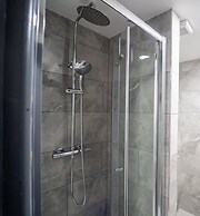 76 Bournbrook Road Equipped Studios Near QE