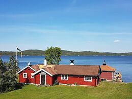 A Cottage by the Lake Sommen
