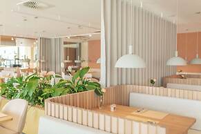 YOTEL Geneva Lake