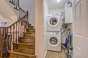 Urban Retreat A Modern 5BR Townhouse
