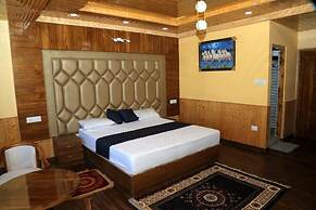 Wood Crista Retreat by Park Tree