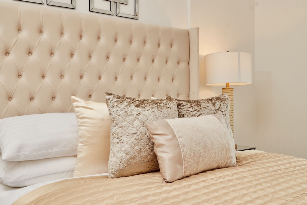 Deluxe City Apt, River Canal View& Free Parking!