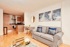 Deluxe City Apt, River Canal View& Free Parking!