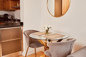 Deluxe City Apt, River Canal View& Free Parking!