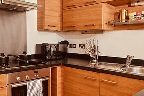 Deluxe City Apt, River Canal View& Free Parking!