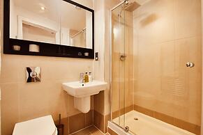 Deluxe City Apt, River Canal View& Free Parking!