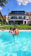 Luxus Neubau 170m2 Loft mit Pool Garten