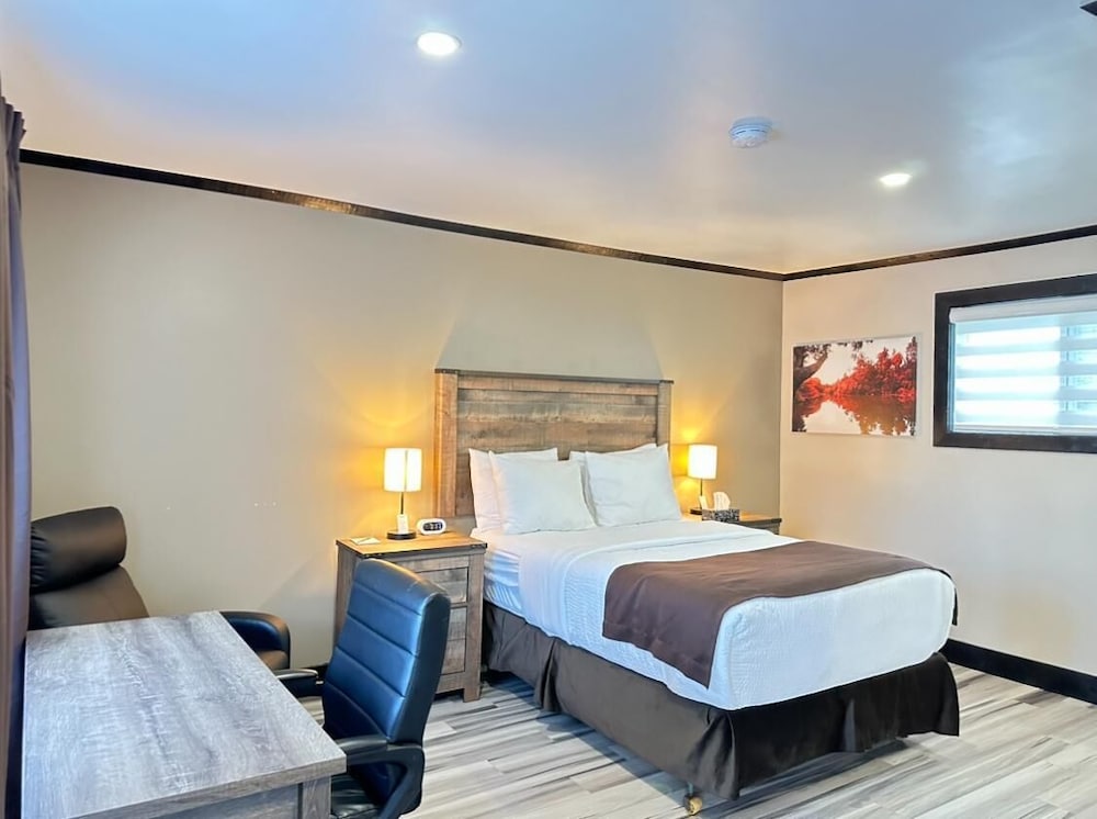 Motel 7 Inn & Suites