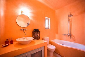 Sleeps8-parking-garden-pool-sunsets-barbeque
